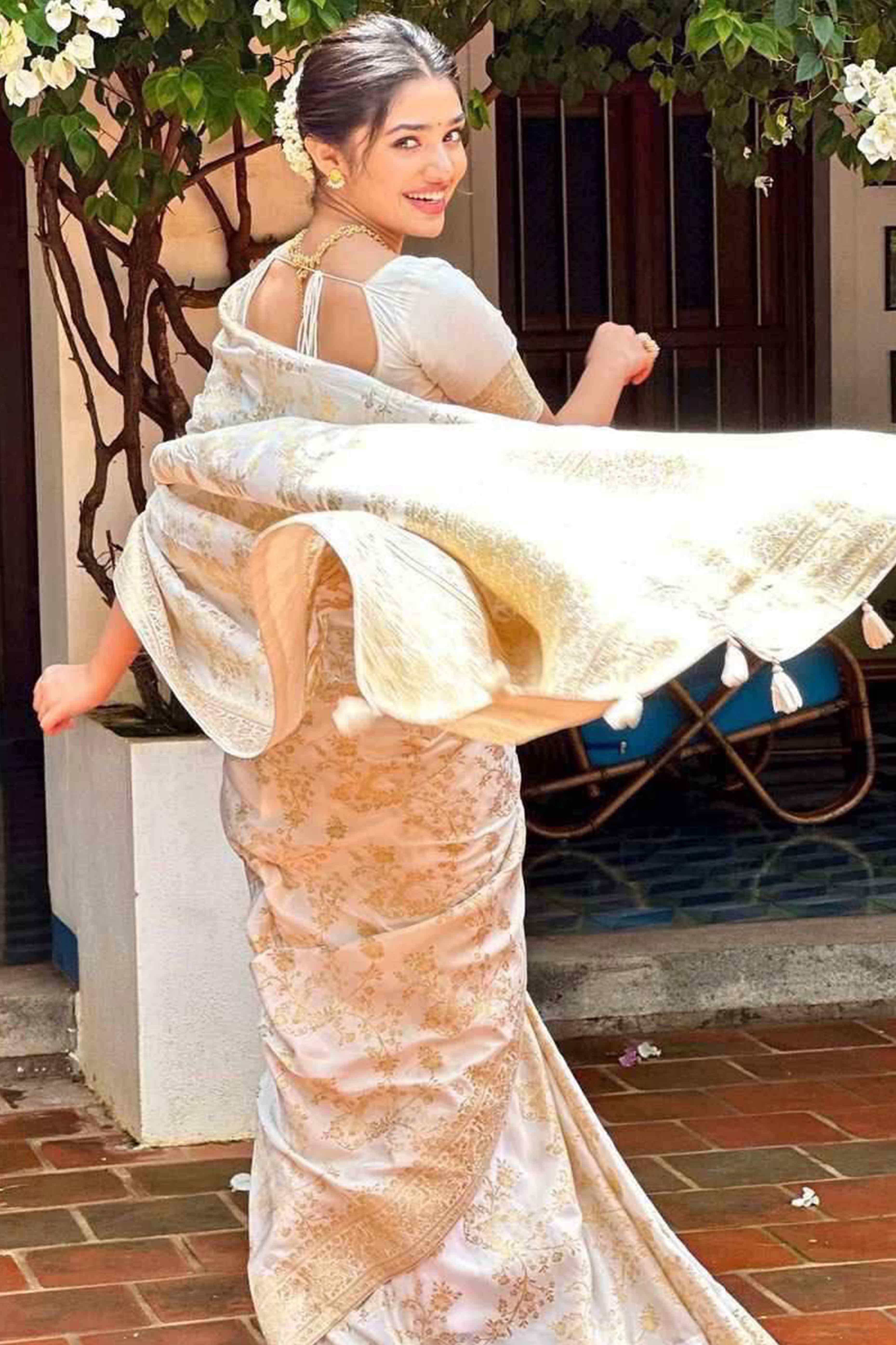 White Floral Woven Lichi Banarasi Silk Saree - Image 3