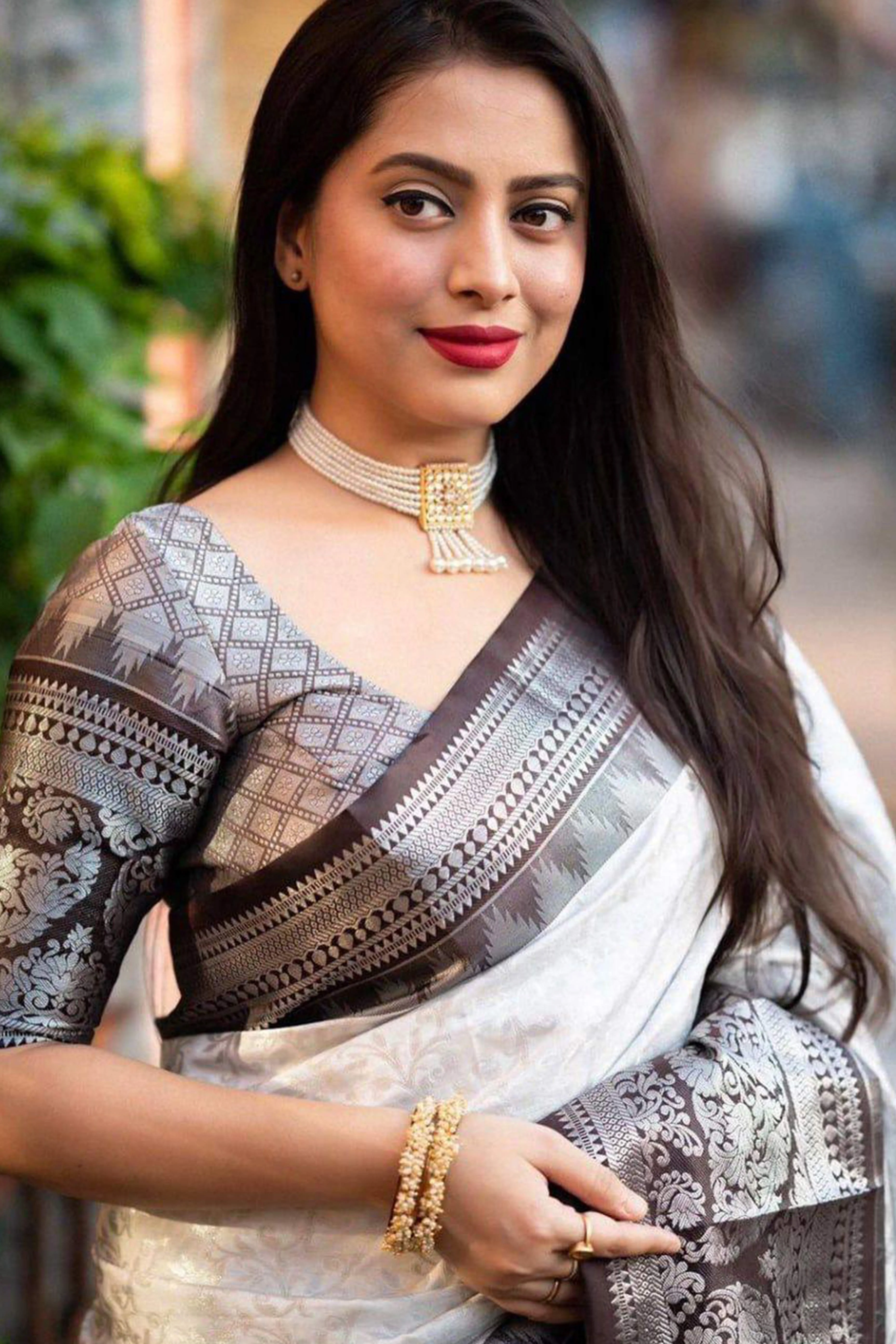 White Floral Woven Lichi Banarasi Silk Saree - Image 4