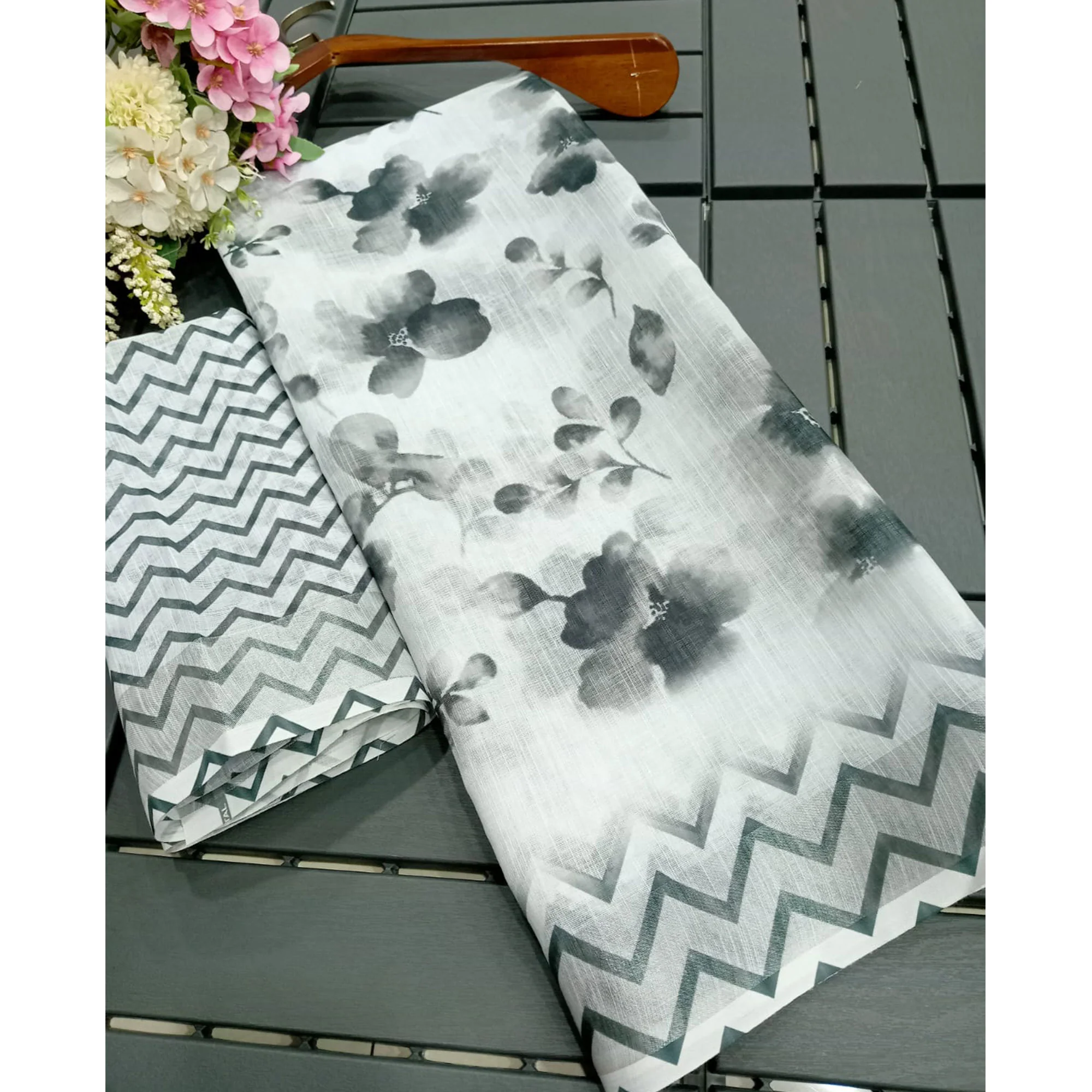 White & Grey Floral Printed Linen Saree - Image 4