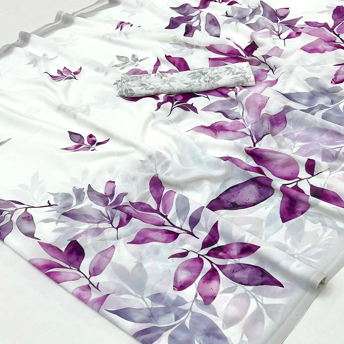 White Lightweight Georgette Saree Highlighted With Floral Digital Motifs - Image 2
