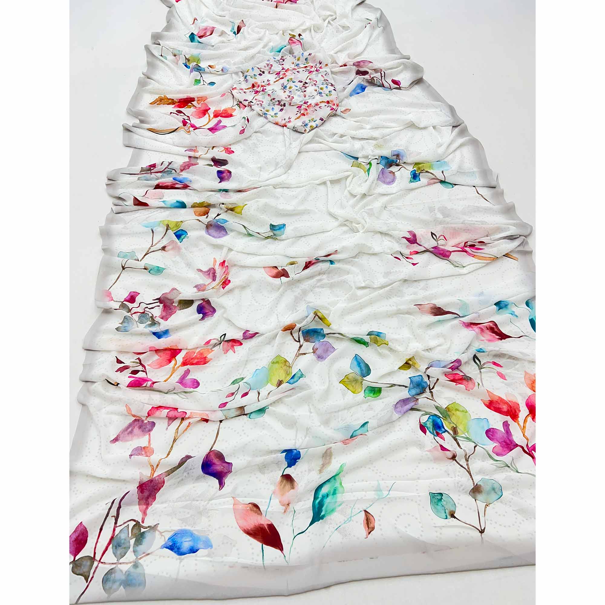 Graceful White Lightweight Georgette Saree With Floral Digital Artwork - Image 3