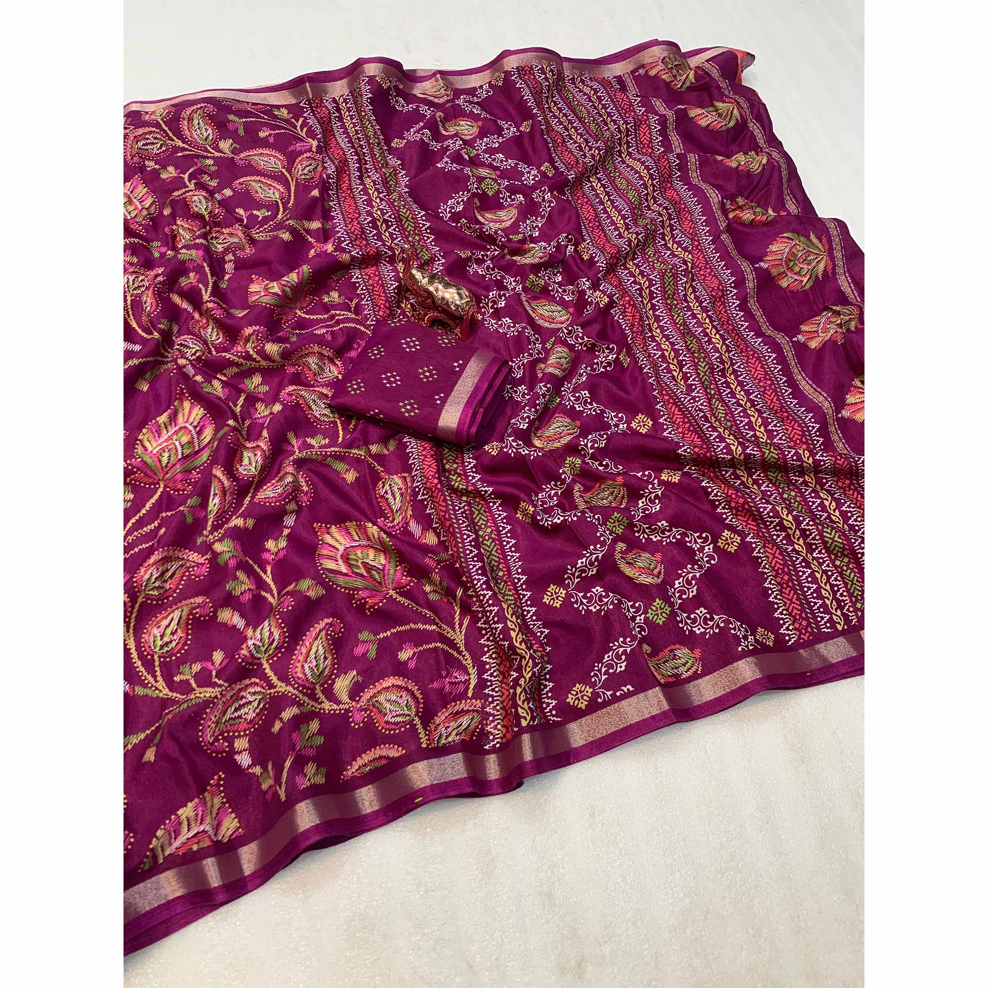 Wine Maheshwari Silk Blend Saree Adorned With Elegant Floral Print & Two Tone Finish - Image 3