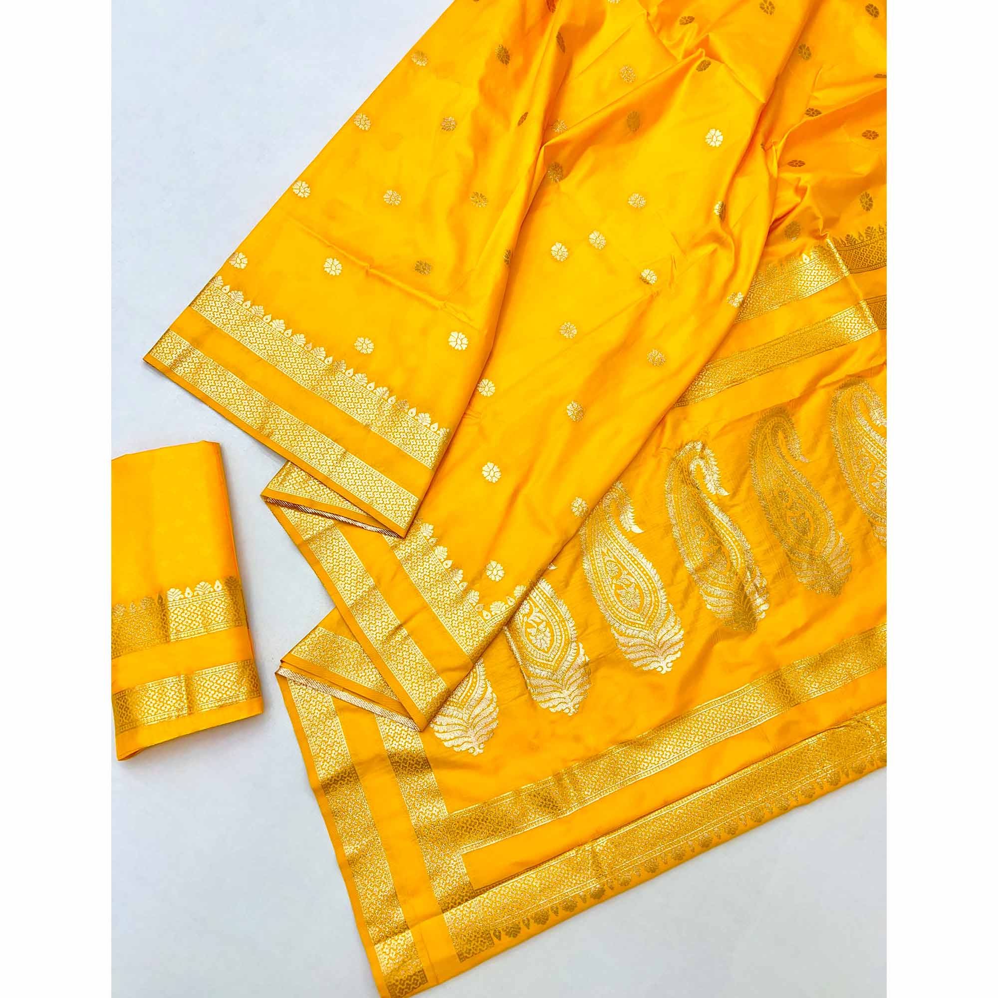 Yellow Ornate Floral Zari Weaving Work Silk Blend Saree With Festive Shine - Image 3